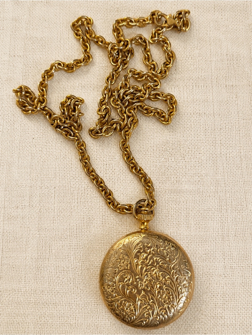 Vintage Gold Tone Floral Engraved Locket Necklace Coquette Cottagecore Romance